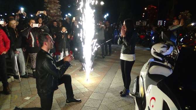 Motorcunun Evlilik Teklifi Böyle Olur