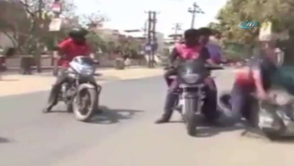 Motosiklet Röportaj Yapan Muhabire Çarptı