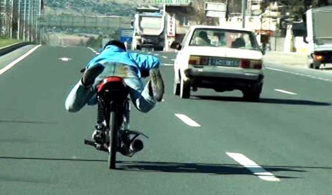 Motosiklet Üzerinde Tehlikeli Yolculuk