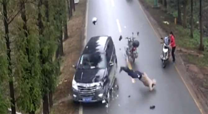 Motosikletin Ciple Çarpıştığı An Kamerada