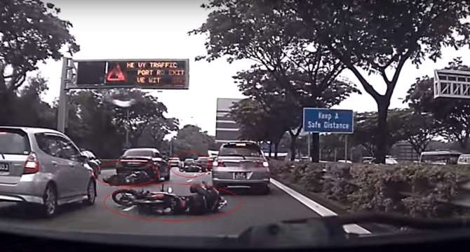 Motosikletler Peş Peşe Devrildi