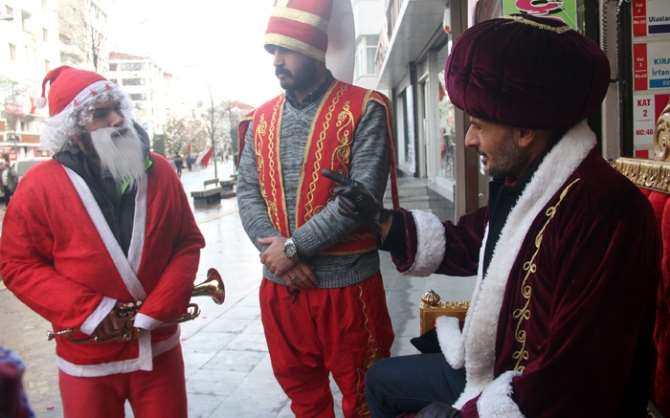 Noel Baba’ya Kelime-i Şehadet Getirttiler