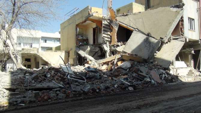 Nusaybin’deki Patlama 2 Katlı Bina Çöktü