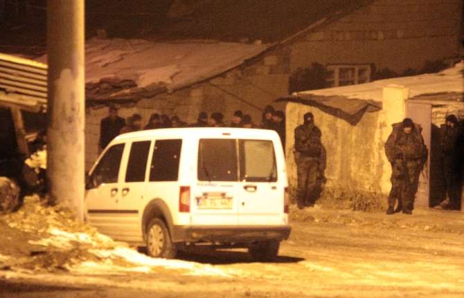 Oğlunu Öldürdü, Polisle Çatıştı, Anne Ve Babasını Rehin Aldı