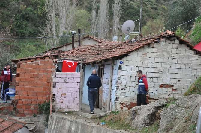 Oğlunun Şehadet Haberini İki Göz Odalı Evinde Aldı