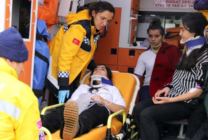 Öğrenci Servisi Otomobille Çarpıştı: 9 Yaralı