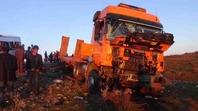 Öğrenci Servisiyle Tır Çarpıştı: 8 Yaralı
