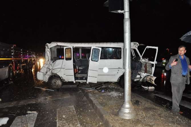 Öğrencilerin Bulunduğu Minibüs Tır’la Çarpıştı: 16 Yaralı