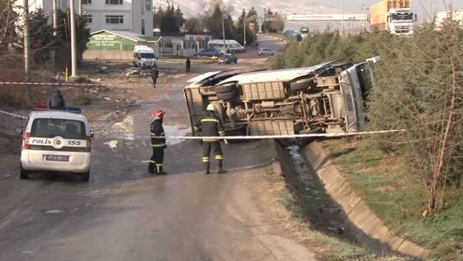 Öğretmen Ve Öğrencileri Taşıyan Servis Devrildi: 11 Yaralı