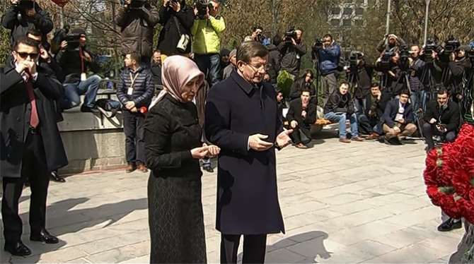 Olay Yerine Karanfil Bıraktılar Dua Ettiler