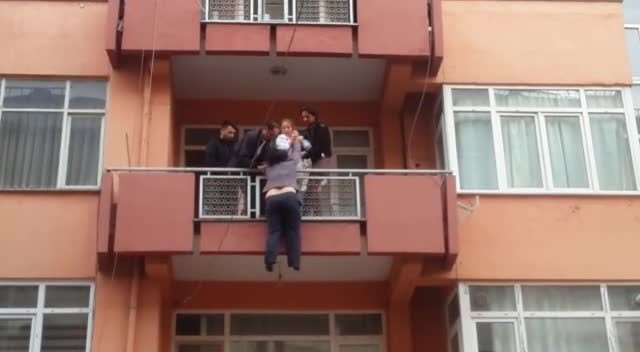 Ölüme Atlamak Üzereyken Kurtarıldı