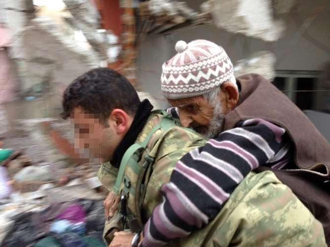 Ölüme Terk Edilen Yaşlı Çifti Mehmetçik Kurtardı