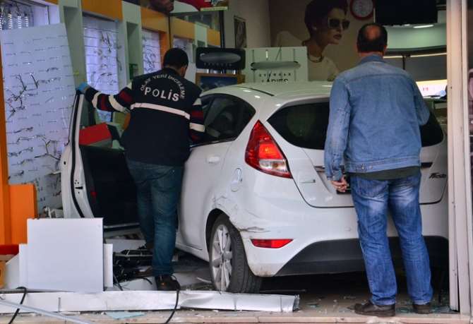 Önce Yayaya Çarptı Sonra Dükkana Daldı!