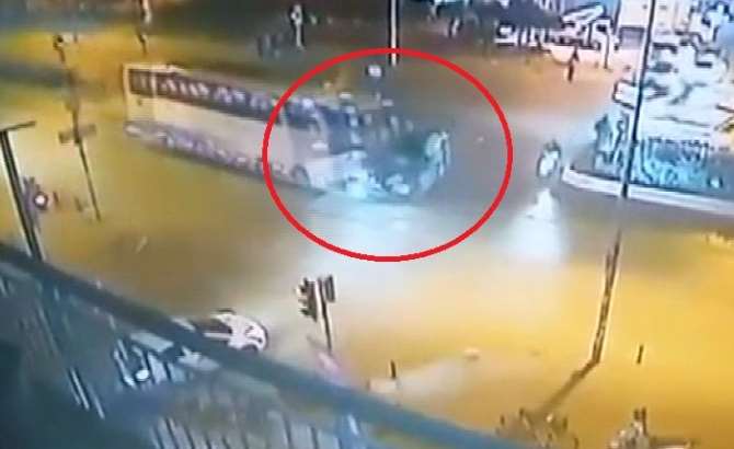 Önüne Kattığı Otomobili 100 Metre Sürükledi