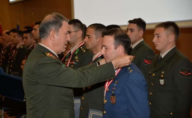 Orgeneral Akar Bizzat Takdim Etti
