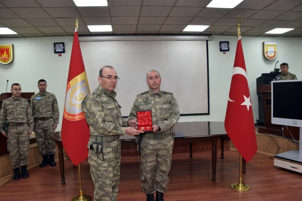 Orgeneral Akar’dan O Askere Üstün Cesaret Ve Feragat Madalyası
