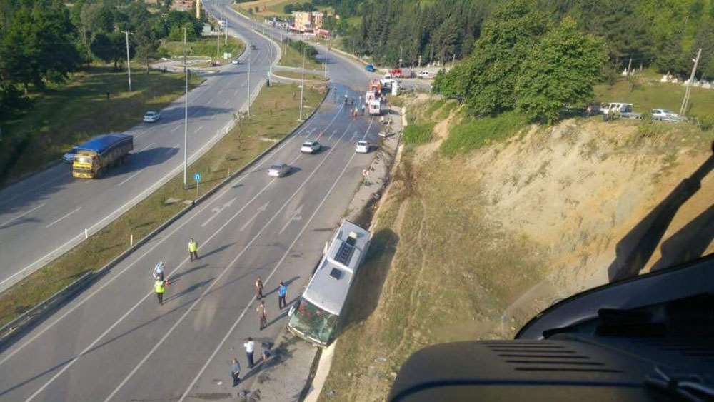 Otobüs Refüje Çarptı: 40 Yaralı