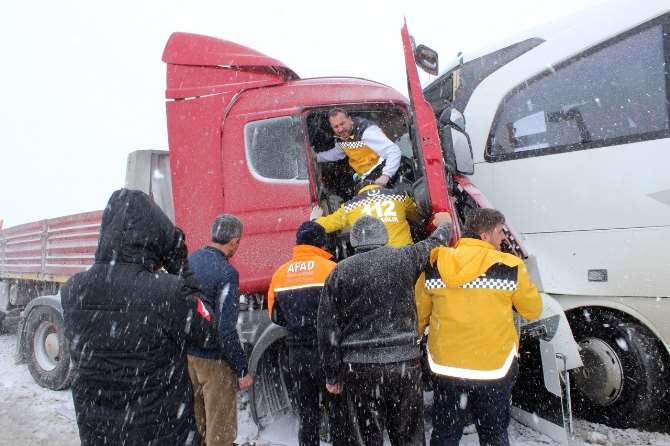Otobüs Tır’a Çarptı: 1 Ölü, 33 Yaralı