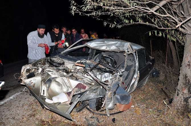 Otomobil Ağaca Çarptı: 2 Ölü, 1 Yaralı