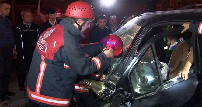 Otomobil Aydınlatma Direğine Çarptı: 2 Yaralı