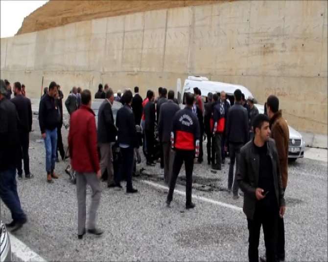 Otomobil İle Minibüs Kafa Kafaya Çarpıştı: 20 Yaralı