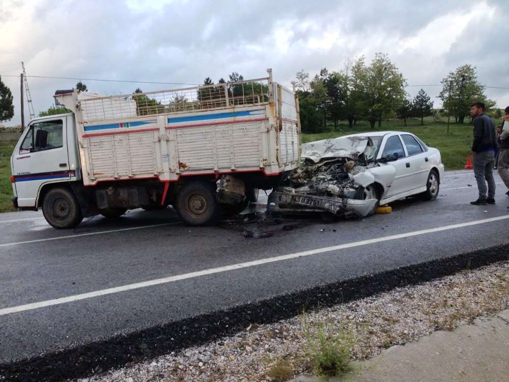 Otomobil Kamyonete Çarptı: 5 Yaralı