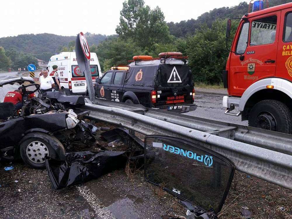 Otomobil Refüje Çarptı: 2 Ölü