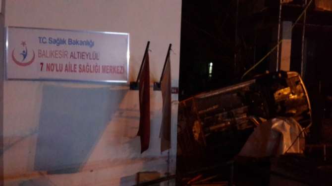 Otomobil Sağlık Ocağına Girdi