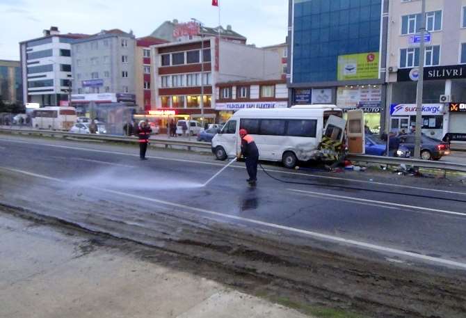 Otomobil Servis Minibüsüne Çarptı: 17 Yaralı