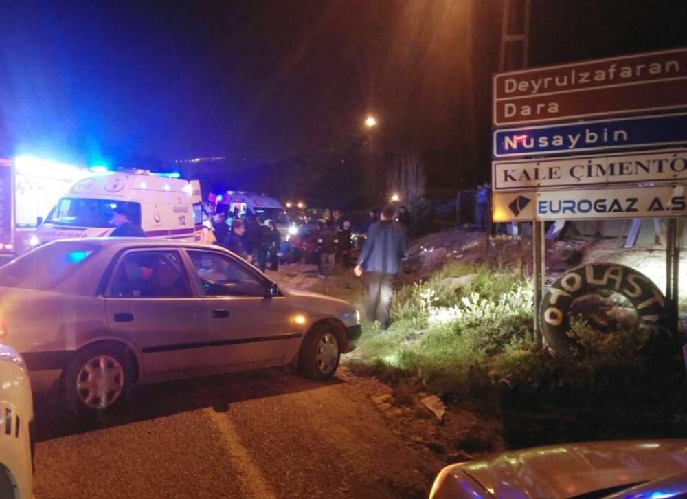 Otomobil Ve Minibüs Çarpıştı: 20 Kişi