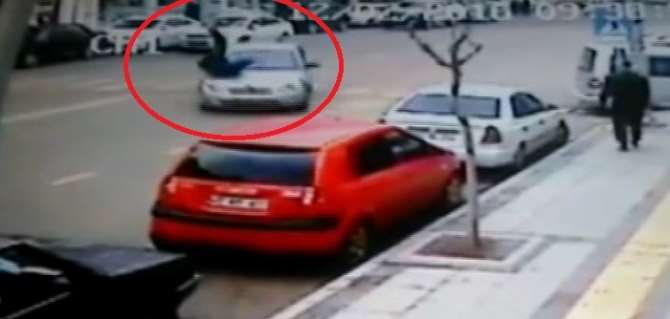 Otomobilin Çarptığı Yaşlı Adam Havada Takla Attı!