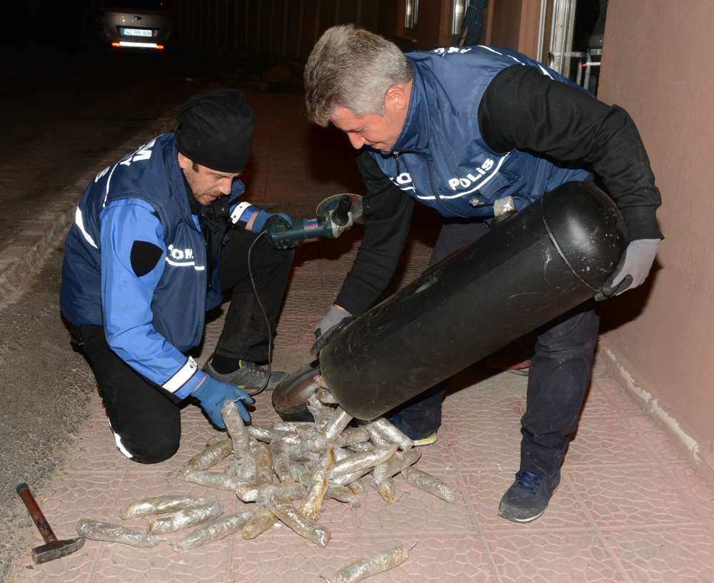 Otomobilin Lpg Tankından Öyle Bir Esrar Zulası Çıktı Ki!