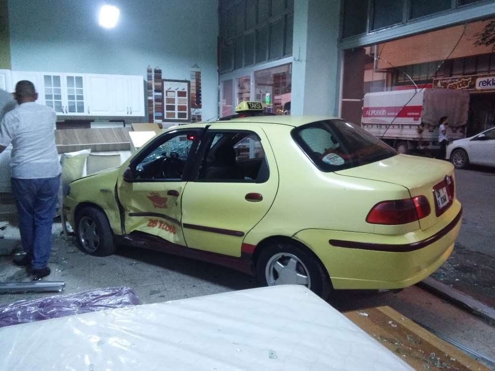 Otomobille Çarpışan Taksi Mobilya Dükkanına Girdi
