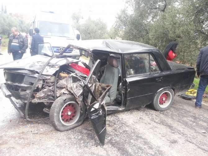 Otomobiller Kafa Kafaya Çarpıştı: 5 Yaralı