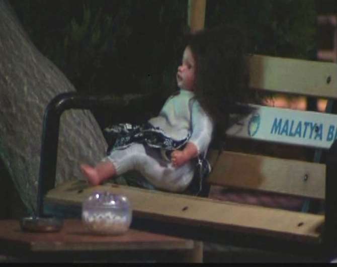Oyuncak Bebek De Korkuttu...