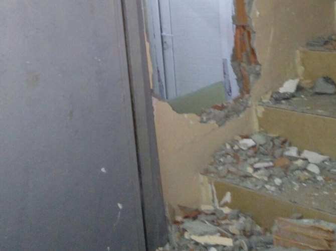 Polis Balyozla Duvarı Delip İçeri Girdi