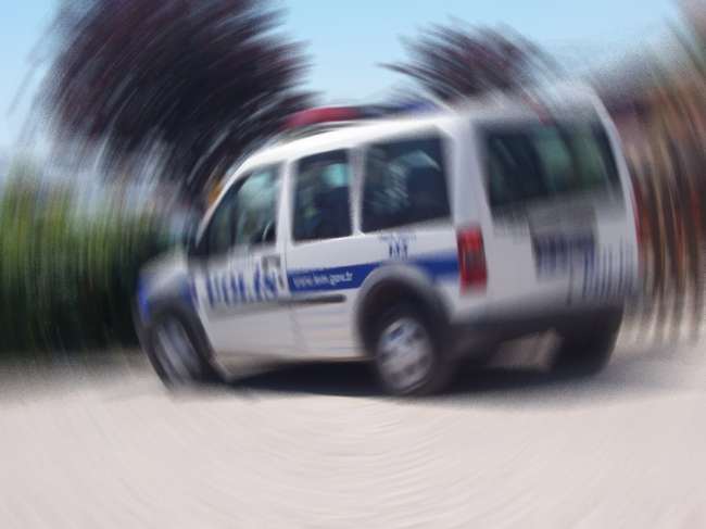 Polis Bomba Şüphesiyle 4 Aracı Arıyor !