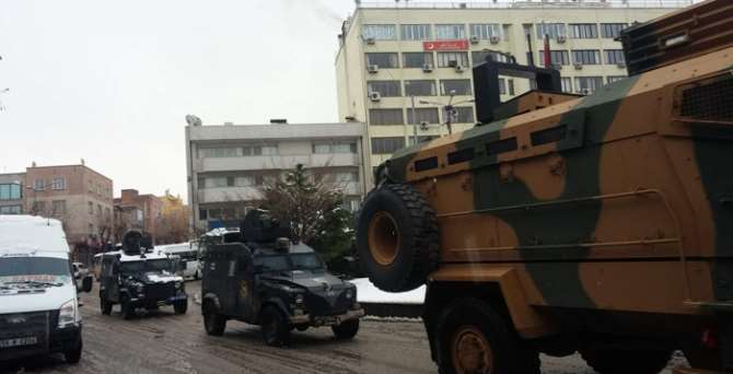 Polis İki Mahalleyi Abluka Altına Aldı