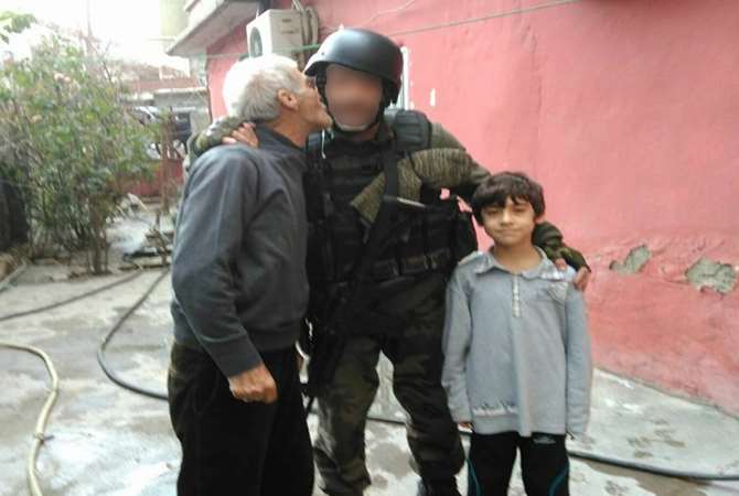 Polis Ve Asker Şefkati Görenleri Duygulandırdı
