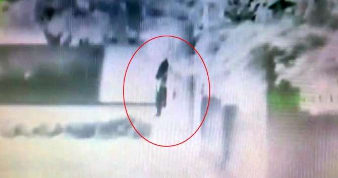 Polise Atmaya Çalıştığı Roket Elinde Patladı !