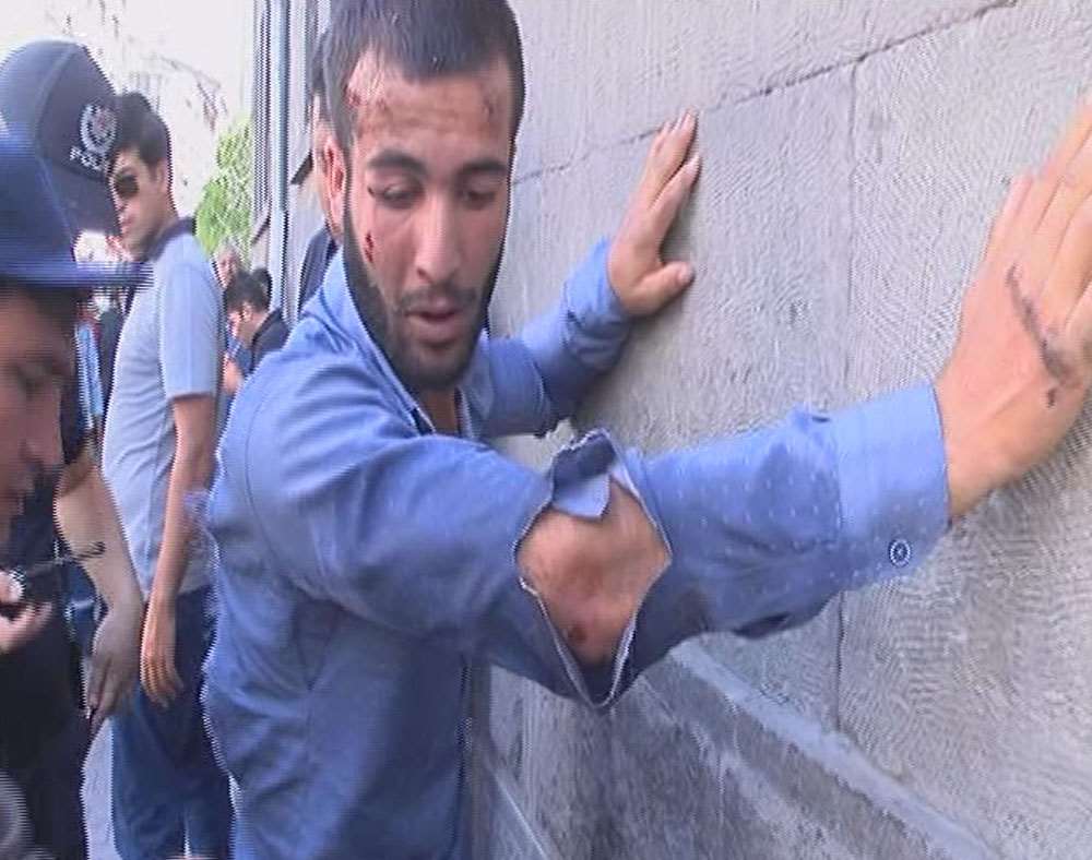 Polise Satır Çekti, Vatandaşın Elinden Polis Kurtardı