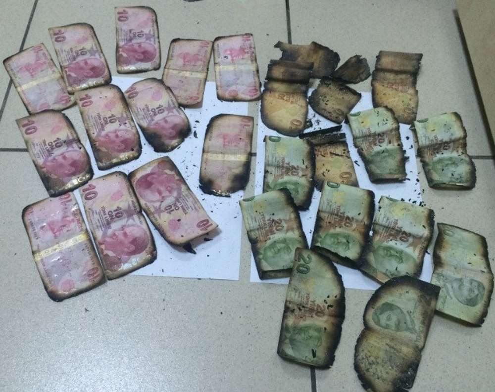 Polisi Görünce Parayı Yaktılar