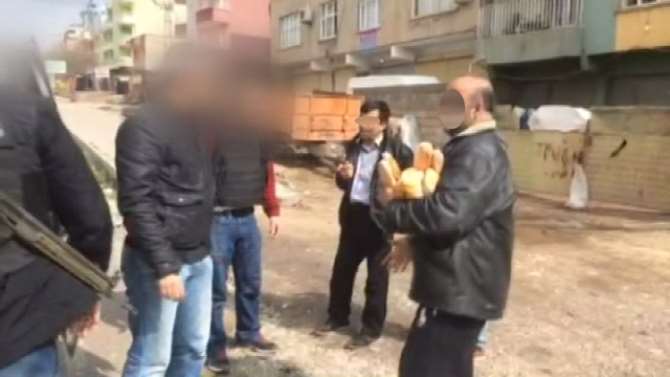 Polisler Kapı Kapı Dolaşıp Ekmek Ve Su Dağıttı