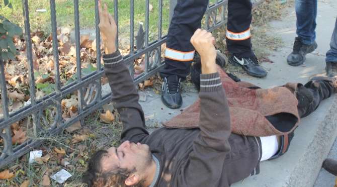 Polisten Kaçarken Bariyerlere Saplandı ! O Halde Bile Slogan Attı