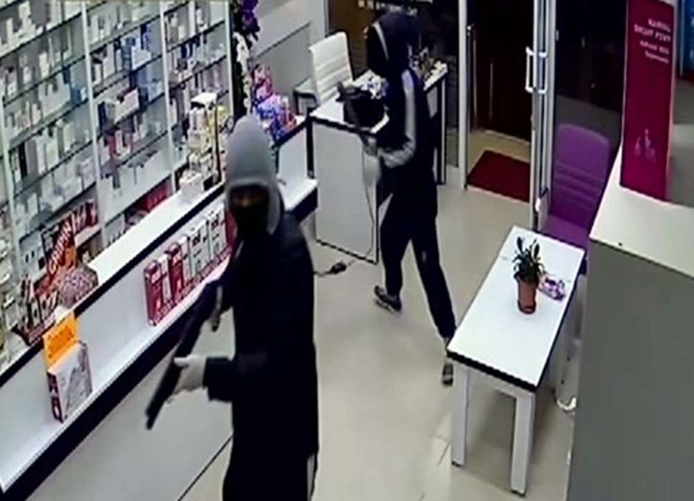 Pompalı Tüfekle Eczane Soygunu Kamerada