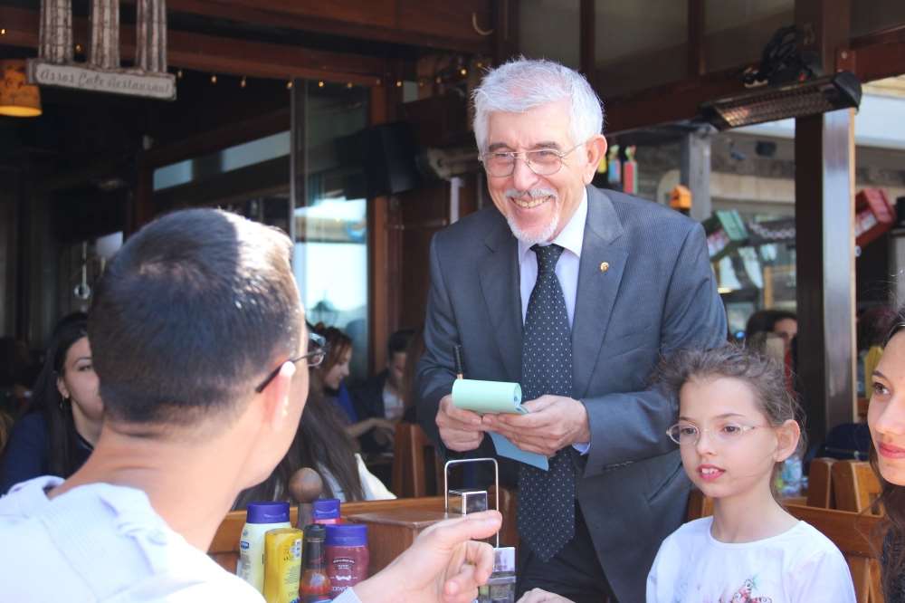 Profesör Garsonluğa Başladı