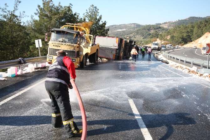 Sabun Yüklü Tır Devrildi: Yol 3 Saat Kapandı