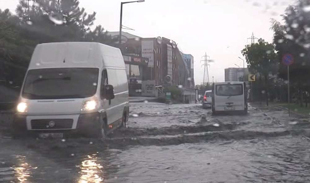 Sağanak İstanbulluları Zor Durumda Bıraktı