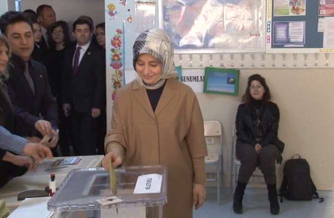 Sare Davutoğlu Oyunu Kullandı