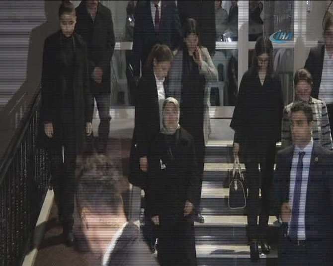 Sare Davutoğlu’ndan Şehit Evine Taziye Ziyareti